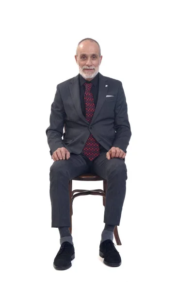 Přední Pohled Muže Sedícího Židli Oblekem Kravatou Bílém Pozadí — Stock fotografie