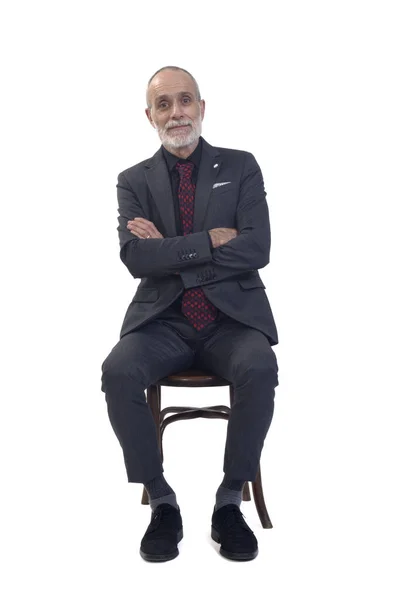 Přední Pohled Muže Sedícího Židli Oblekem Kravatou Rukama Zkříženýma Bílém — Stock fotografie
