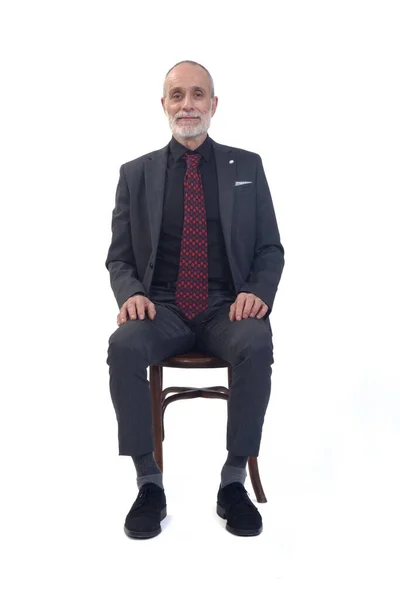 Přední Pohled Muže Sedícího Židli Oblekem Dívajícího Kameru Bílém Pozadí — Stock fotografie