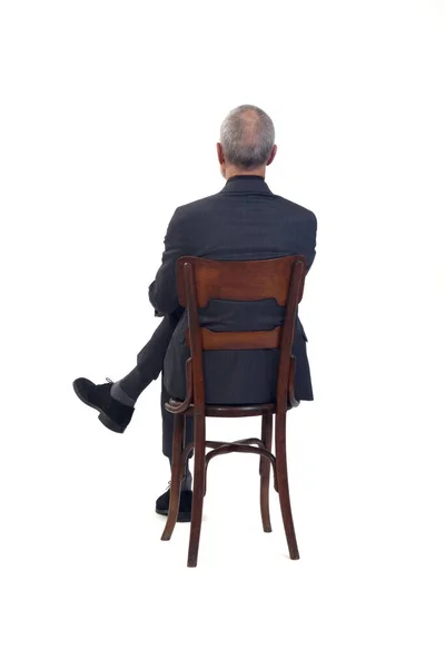 Vista Trasera Hombre Sentado Silla Con Traje Corbata Piernas Cruzadas —  Fotos de Stock