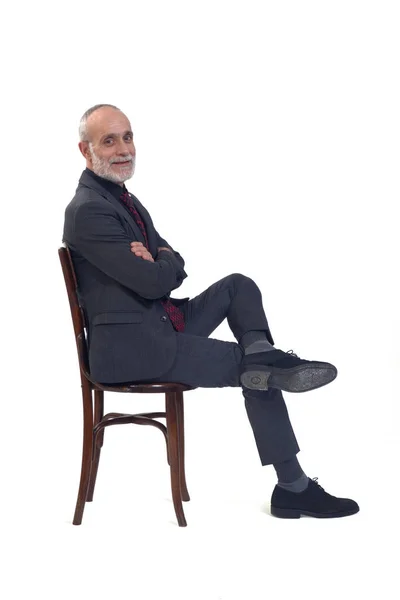 Widok Boku Człowieka Siedzącego Krześle Garniturze Krawacie Skrzyżowane Nogi Ramiona — Zdjęcie stockowe