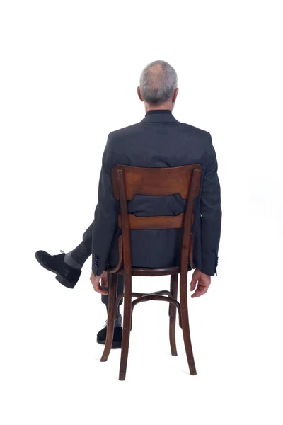 Вид Сзади Человека Сидящего Стуле Костюме Галстуке Кресте Белом Фоне — стоковое фото