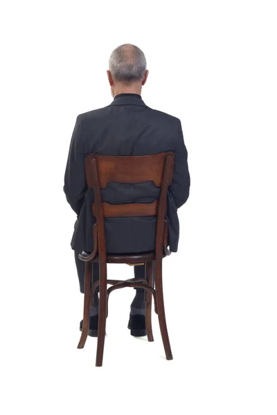 Vista Posterior Hombre Sentado Silla Con Traje Corbata Sobre Fondo —  Fotos de Stock