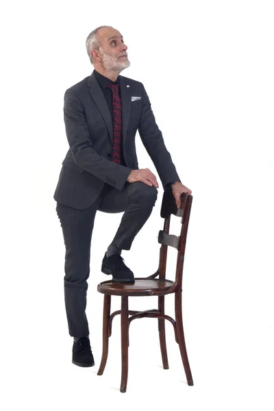 Pohled Stojící Muž Hraje Židlí Oblečený Obleku Kravatu Podívá Bílém — Stock fotografie