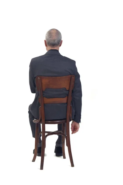 Visão Traseira Homem Sentado Cadeira Com Terno Gravata Fundo Branco — Fotografia de Stock