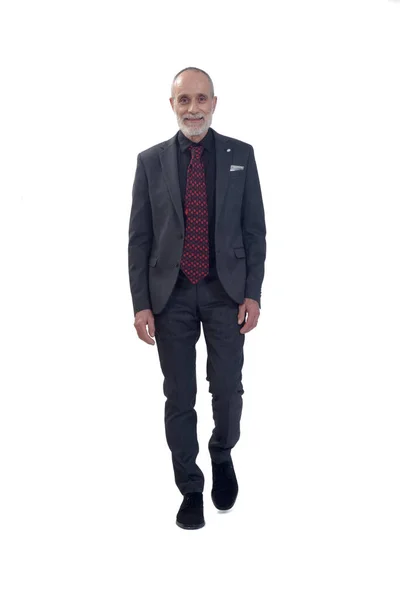 Vista Frontale Uomo Che Cammina Con Abito Cravatta Sfondo Bianco — Foto Stock