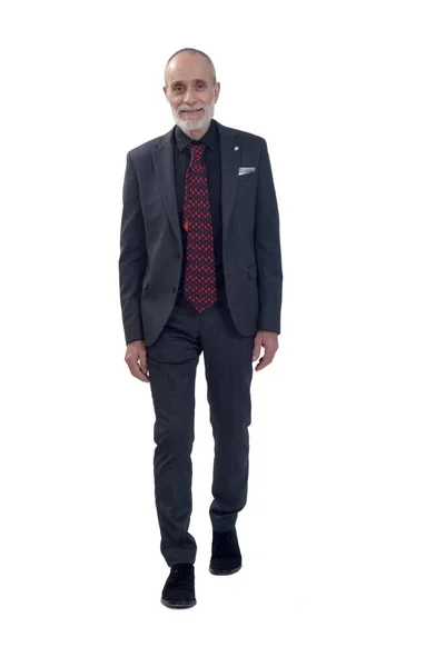 Vista Frontale Uomo Che Cammina Con Abito Cravatta Sfondo Bianco — Foto Stock