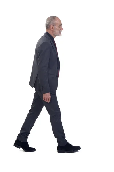 Vista Lateral Hombre Con Traje Corbata Caminando Sobre Fondo Blanco — Foto de Stock