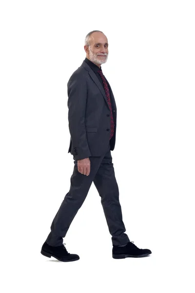 Widok Boku Człowieka Chodzącego Garniturze Krawacie Patrząc Kamerę Białym Tle — Zdjęcie stockowe