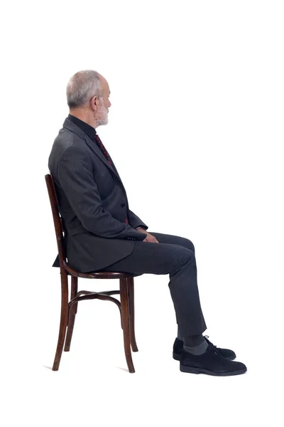 Vista Lateral Hombre Sentado Silla Con Traje Corbata Mira Parte —  Fotos de Stock