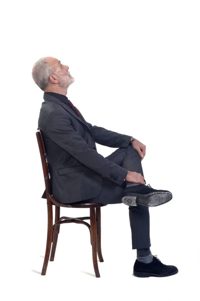 Vista Lateral Hombre Sentado Silla Con Traje Corbata Mirando Hacia —  Fotos de Stock
