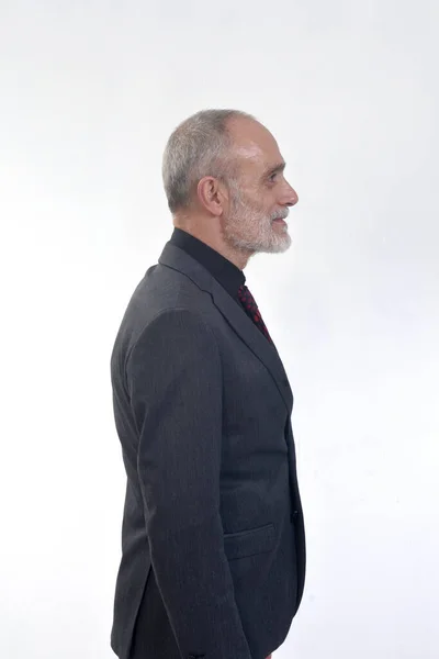 一个穿着西服 打着白底领带的男人的肖像侧视图 — 图库照片