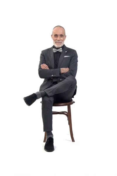 Μπροστά Όψη Ενός Άνδρα Που Κάθεται Στην Καρέκλα Κοστούμι Και — Φωτογραφία Αρχείου