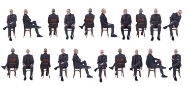  Aynı adamdan oluşan geniş bir grup beyaz arka planda sandalyede oturuyor.