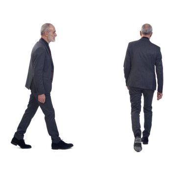 Beyaz arka planda takım elbise ve kravatla yürüyen aynı adamla yan yana.