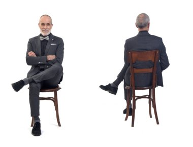 Beyaz arka planda sandalyede oturan takım elbiseli ve papyonlu bir adamın ön ve arka manzarası.