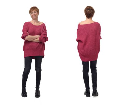 Ön ve arka manzara aynı kadının ayakta duruşu ve kolları beyaz arka planda kesişiyor.