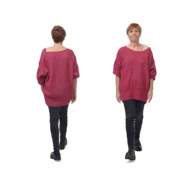 Beyaz arka planda yürüyen aynı kadının ön ve arka görüntüsü