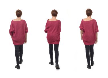 Beyaz arka planda yürüyen bir grup kadının arka plan görüntüsü