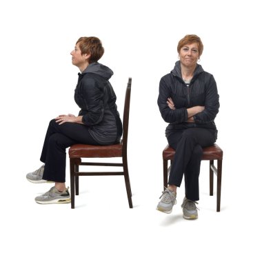 Ön ve yan manzara aynı kadın kıyafetleri içinde beyaz arka planda sandalyede oturuyor.