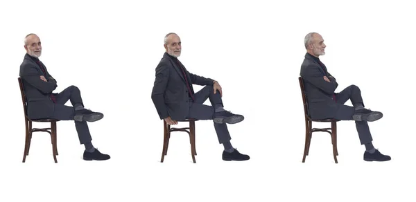 白い背景にスーツとネクタイと足を組んで椅子に座っている同じ男のグループの側の眺め — ストック写真