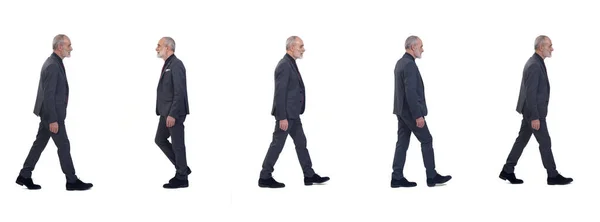 スーツを着て白い背景を歩いている同じ男の集団の — ストック写真