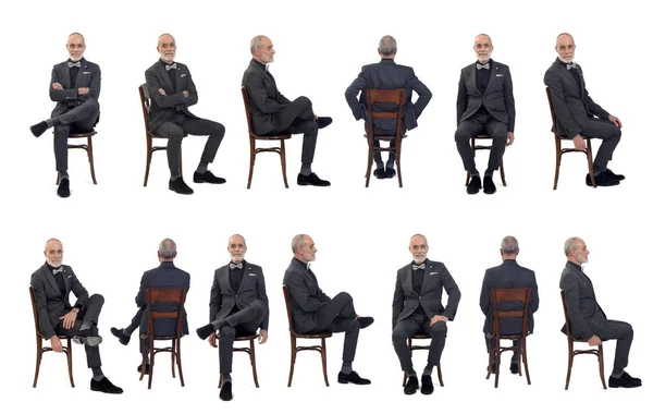 スーツを着た同じ男のグループと白い背景に椅子に座るタイ弓 — ストック写真