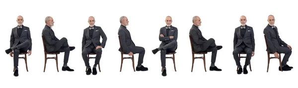 Bir Grubun Yan Görüntüsü Papyonlu Beyaz Arka Planda Sandalyede Oturan — Stok fotoğraf