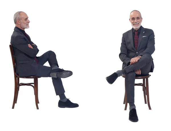 坐在椅子上 白底领带的同一个人的侧面和正面 — 图库照片