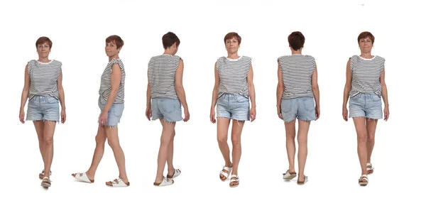 一组中年妇女 穿着短裤 白底行走 — 图库照片