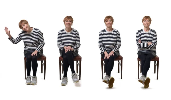 白い背景に椅子に座っている同じ女性の集団の正面図です — ストック写真