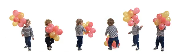 白い背景に気球が立って遊んでいる同じ少年のグループ — ストック写真