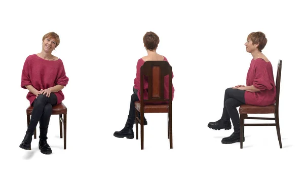 前にも後ろにも横にも同じ女が白い背景に足を組んで椅子に座っている — ストック写真