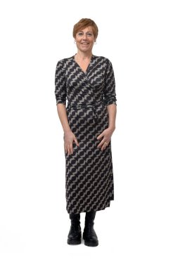 Beyaz arka planda kameraya bakan bir kadının ön görüntüsü