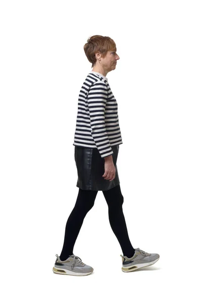 Etekli Çizgili Süveter Beyaz Arka Planda Yürüyen Spor Ayakkabılı Bir — Stok fotoğraf