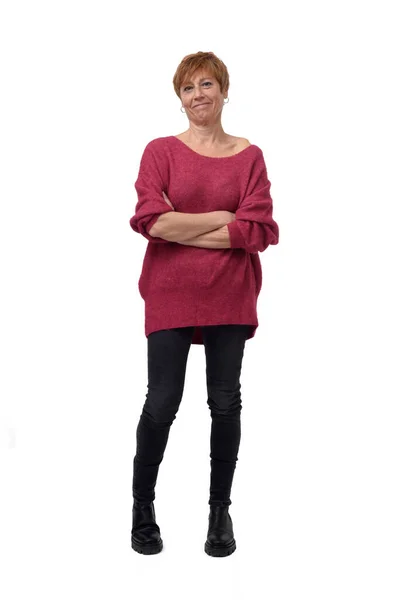 Pełnowymiarowy Portret Stojącej Kobiety Obcisłych Spodniach Jeansowych Patrzącej Kamerę Ramionami — Zdjęcie stockowe