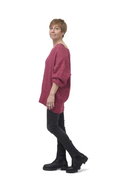 Retrato Comprimento Total Mulher Andando Calças Jeans Apertadas Olhando Para — Fotografia de Stock
