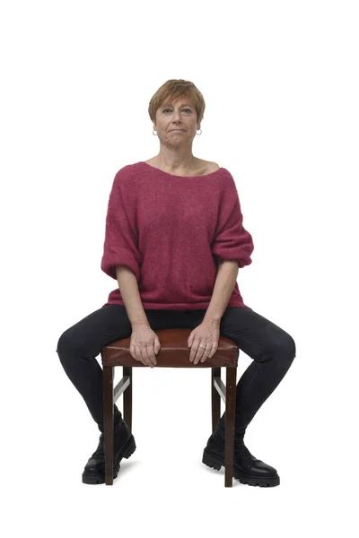 청바지를 여자가 의자에 배경에 카메라와 다리를 채앉아 — 스톡 사진
