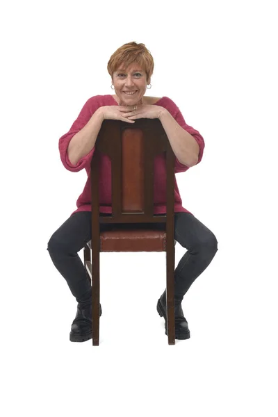 Mulher Sentada Uma Cadeira Virada Olhando Para Câmera — Fotografia de Stock