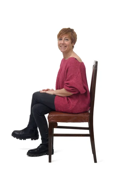 청바지를 의자에 다리를 배경에 카메라를 여자의 — 스톡 사진