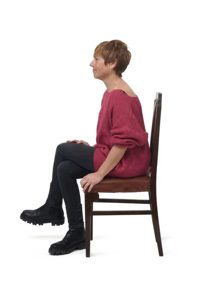 Vista Lateral Una Mujer Sentada Silla Sobre Fondo Blanco — Foto de Stock