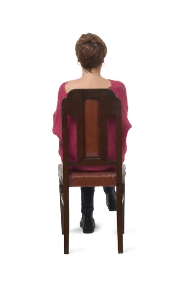 배경에는 바지를 여자가 의자에 다리와 뒤에서 보인다 — 스톡 사진