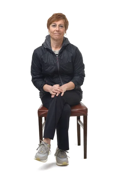 Πρόσθια Όψη Μεσήλικας Γυναίκας Που Κάθεται Καρέκλα Ντυμένη Αθλητικά Σταυρωμένα — Φωτογραφία Αρχείου
