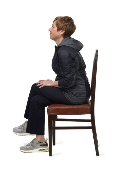 배경에 자신의 십자가 다리와 스포츠 의자에 여성의 — 스톡 사진
