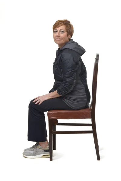 Vedere Laterală Unei Femei Vârstă Mijlocie Care Stă Scaun Îmbrăcat — Fotografie, imagine de stoc
