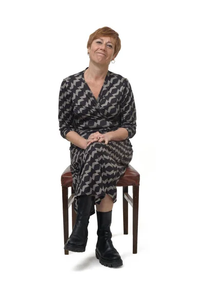 Widok Przodu Kobieta Sukience Buty Siedzi Krześle Skrzyżowane Nogi Patrząc — Zdjęcie stockowe
