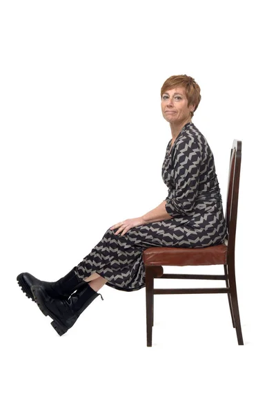 Retrato Vista Lateral Uma Mulher Vestido Botas Sentadas Cadeira Olhando — Fotografia de Stock