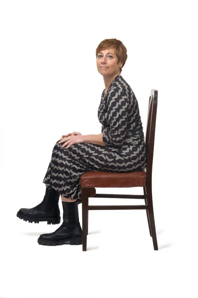Widok Boku Portret Kobiety Sukience Buty Siedzi Krześle Skrzyżowane Nogi — Zdjęcie stockowe
