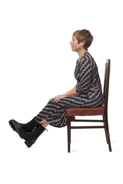 Boční Pohled Portrét Ženy Šatech Boty Sedí Židli Bílém Pozadí — Stock fotografie