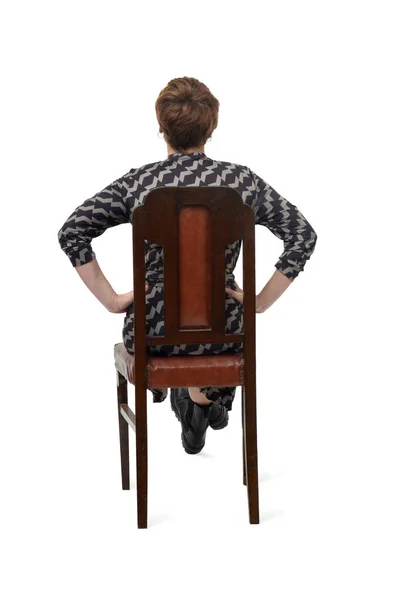 Rückansicht Einer Frau Kleid Und Stiefeln Die Auf Einem Stuhl — Stockfoto